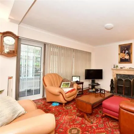 Image 4 - Shenfield Place, Brentwood, CM15 9AH, United Kingdom - House for sale