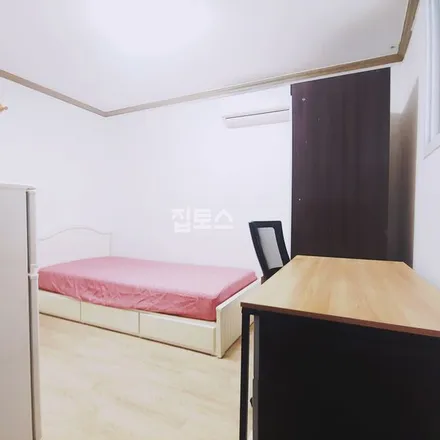 Rent this studio apartment on 서울특별시 서대문구 대신동 126-31