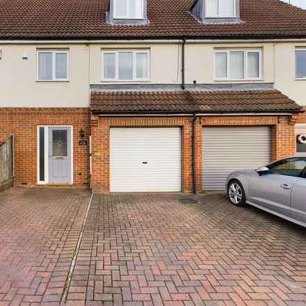 Rent this 4 bed townhouse on Askern Spa Junior School in Manor Road, Sutton