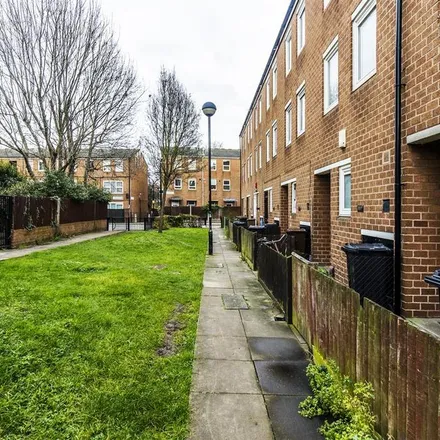 Rent this 4 bed townhouse on 26 Lyneham Walk in London, E5 0HX