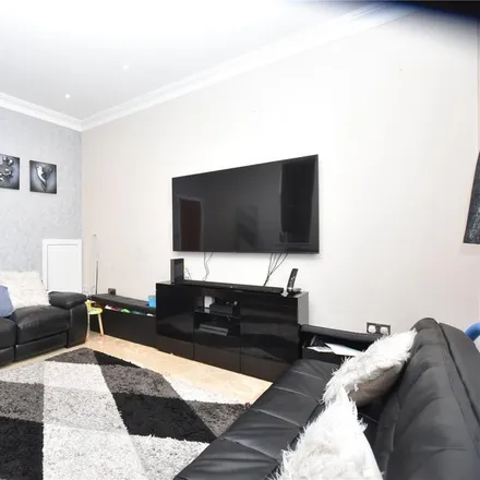 Image 5 - Whitehorse Lane, London, SE25 6UW, United Kingdom - House for rent