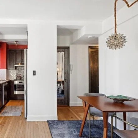 Image 4 - Woodstock Tower, 320 East 42nd Street, New York, NY 10017, USA - Apartment for sale