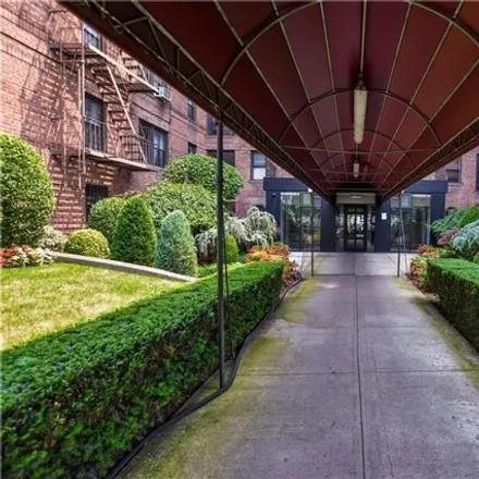 Image 4 - 1119 Ocean Parkway, New York, NY 11230, USA - Apartment for sale