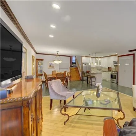 Image 2 - 1262 East 73rd Street, New York, NY 11234, USA - House for sale