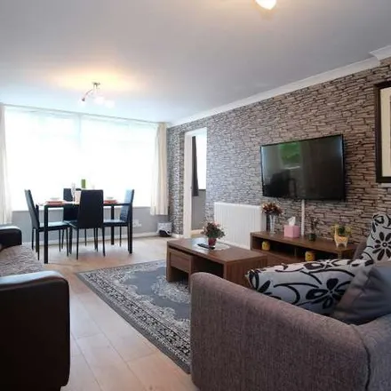 Image 2 - Maitland House, Churchill Gardens Road, London, SW1V 3DS, United Kingdom - Apartment for rent
