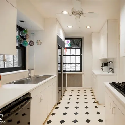 Image 7 - 129 EAST 69TH STREET 3C in New York - Townhouse for sale