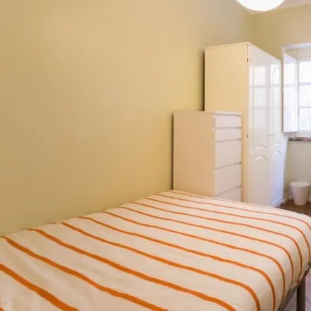 Rent this 5 bed room on Rua Damasceno Monteiro