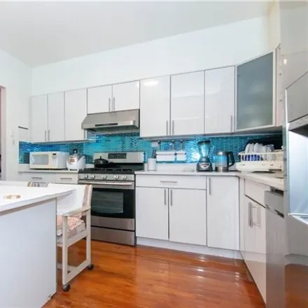 Image 8 - 1727 East 14th Street, New York, NY 11229, USA - House for sale