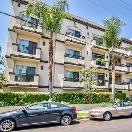 Rent this 3 bed condo on Vizcaya in Granville Avenue, Los Angeles