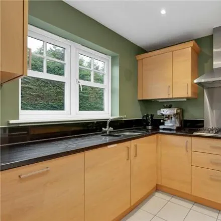Image 2 - Rythe Close, Claygate, KT10 9DD, United Kingdom - Townhouse for sale