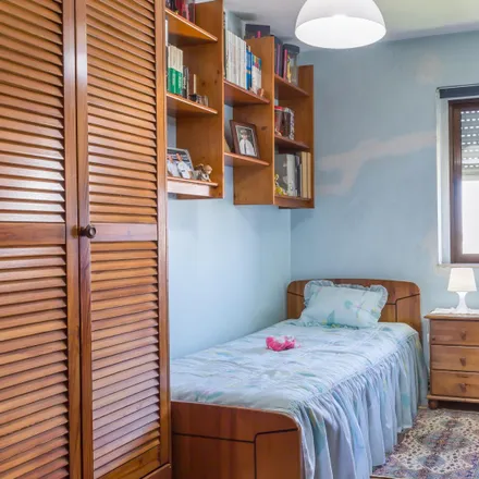 Rent this 3 bed room on Travessa Dom Nuno Álvares Pereira in 4450-186 Matosinhos, Portugal