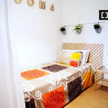 Rent this 4 bed room on Madrid in Farmacia - Calle Escalona 62, Calle de Escalona