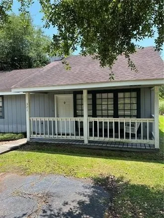 Rent this 2 bed condo on 417 Cedarwood Drive in Mandeville, LA 70471
