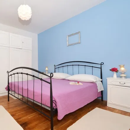 Rent this 2 bed apartment on 21226 Vinišće
