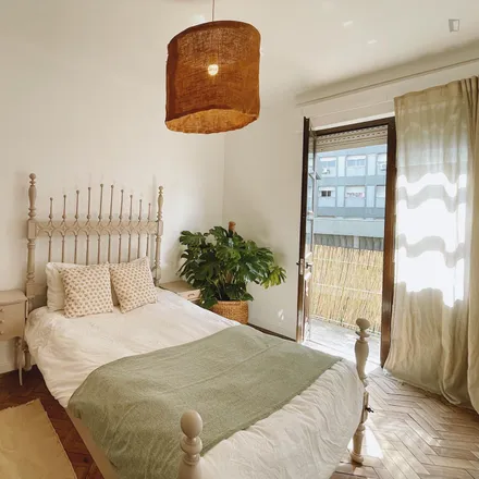 Rent this 3 bed room on Rua do Bonjardim 631 in 633, 4000-120 Porto
