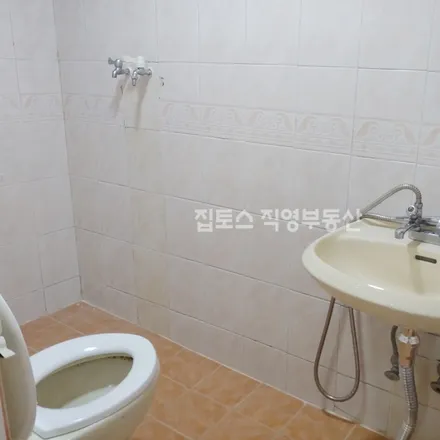 Rent this 2 bed apartment on 서울특별시 강남구 논현동 139-20