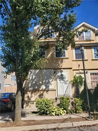 Buy this 3 bed house on 15 Rumpler Court in New York, NY 10302