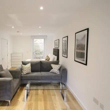 Rent this studio apartment on 20 Argyle Square in London, WC1H 8AS