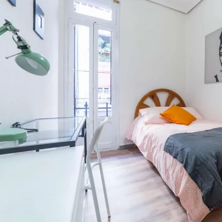 Rent this 4 bed room on Carrer de Buenos Aires in 33, 46006 Valencia