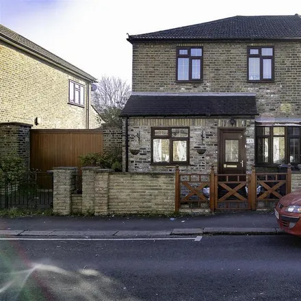 Rent this 4 bed house on Eleanor Road in Waltham Cross, EN8 7DN