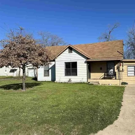 Image 1 - 858 East Wichita Street, Henrietta, TX 76365, USA - House for sale