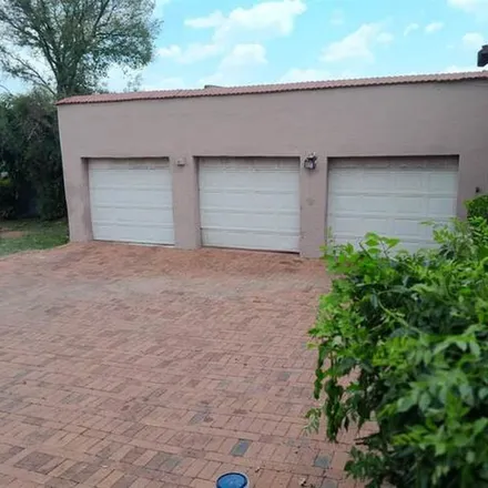 Rent this 4 bed apartment on unnamed road in Mondeor, Johannesburg