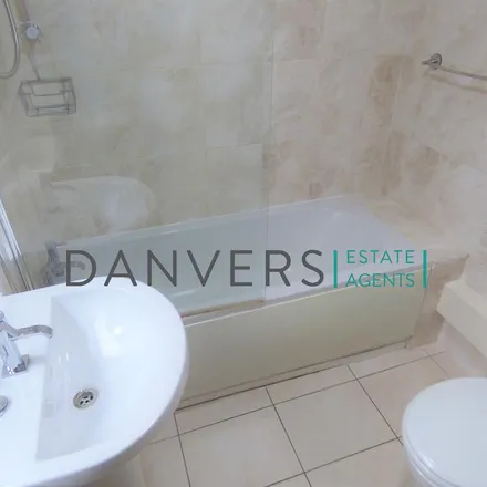 Rent this 4 bed apartment on Clarendon Street in Leicester, LE2 7FG