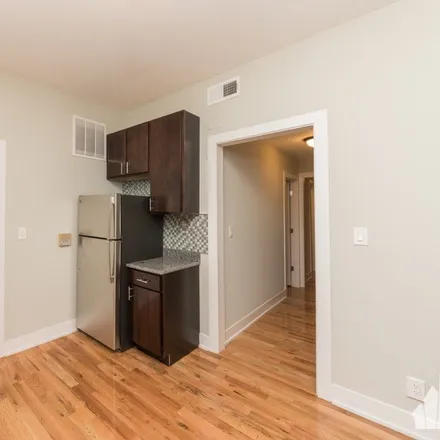 Image 4 - 625 West Oakdale Avenue - Apartment for rent