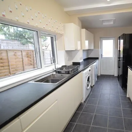 Rent this 6 bed townhouse on Wayland Road in Sheffield, S11 8YD