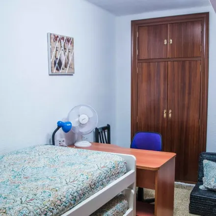 Rent this 3 bed room on Col·legi Públic 9 d'Octubre in Carrer de la Democràcia, 32
