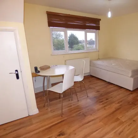 Rent this studio apartment on 70 High Street in London, IG6 2DJ