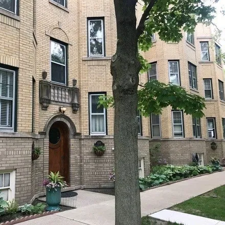 Buy this 1 bed condo on 1005 Greenleaf Street in Evanston, IL 60202