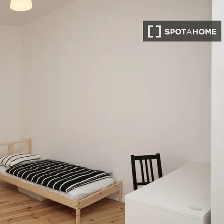 Rent this 6 bed room on U Schlesisches Tor in Skalitzer Straße, 10997 Berlin