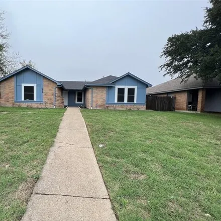 Rent this 3 bed house on 1405 North Bluegrove Road in Lancaster, TX 75134