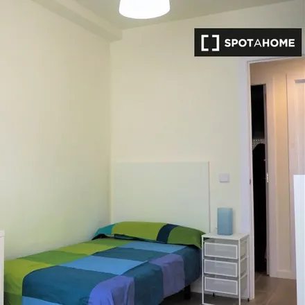 Rent this 4 bed room on Pichincha Bank in Calle de la Oca, 37