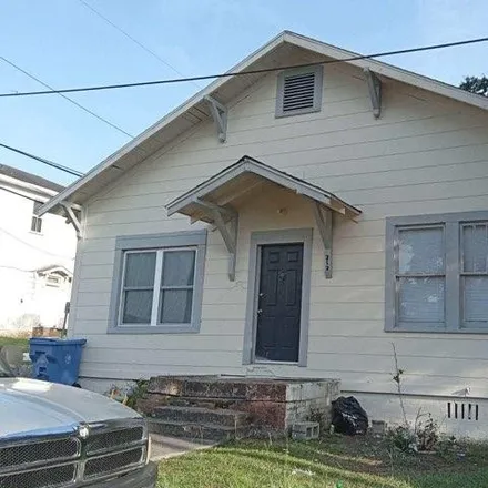 Buy this 2 bed house on 312 East Crawford Street in Dothan, AL 36301