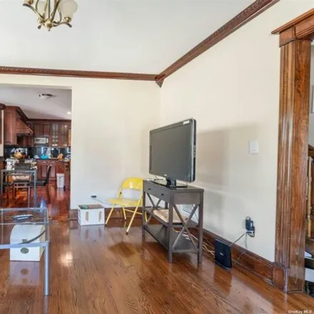 Image 7 - 33-29 158th Street, New York, NY 11358, USA - House for sale