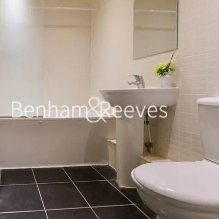 Image 5 - Needleman Close, Grahame Park, London, NW9 5ZJ, United Kingdom - Room for rent