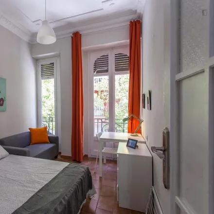 Rent this 6 bed room on melocomo in Carrer de l'Almirall Cadarso, 30