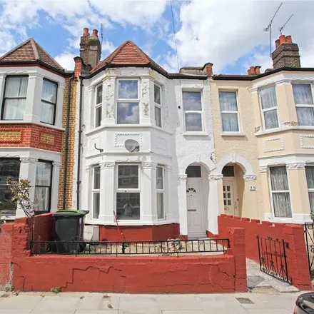 Rent this 6 bed townhouse on Roseberry Gardens in London, N4 1JJ
