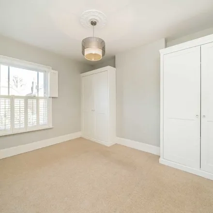 Rent this 4 bed duplex on Hail & Ride The Keep in Kings Road, London