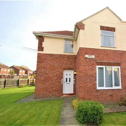 Rent this 3 bed townhouse on Devon Crescent in Birtley, DH3 1HP