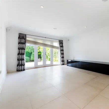 Image 3 - Bramley Close, London, NW7 4BR, United Kingdom - House for rent
