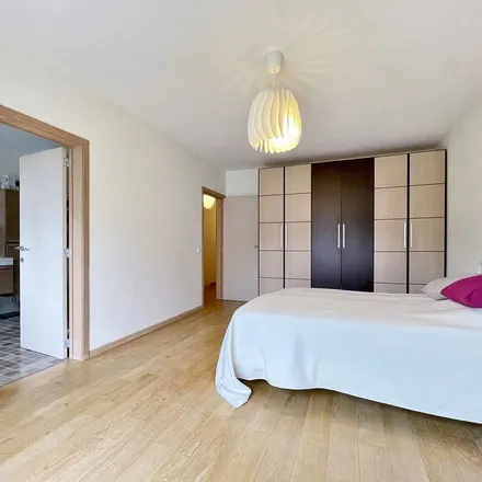 Rent this 4 bed apartment on Avenue Sainte-Alix - Sinte-Aleidislaan 55 in 1150 Woluwe-Saint-Pierre - Sint-Pieters-Woluwe, Belgium