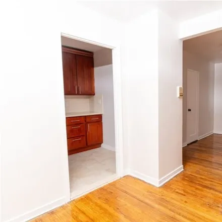 Image 6 - 52-30 39th Avenue, New York, NY 11377, USA - Apartment for sale