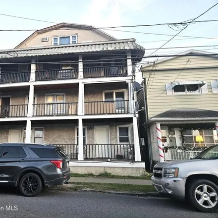 Rent this 3 bed apartment on 122 Willow St Apt 2 in Dunmore, Pennsylvania