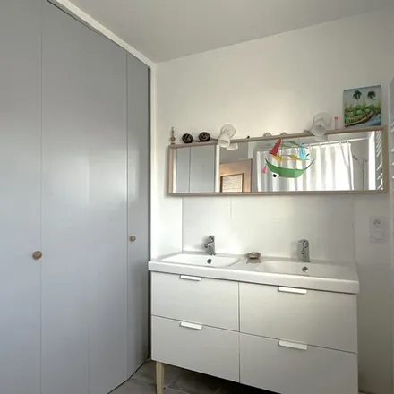 Rent this 6 bed apartment on 26 Boulevard de l'Industrie in 49000 Écouflant, France