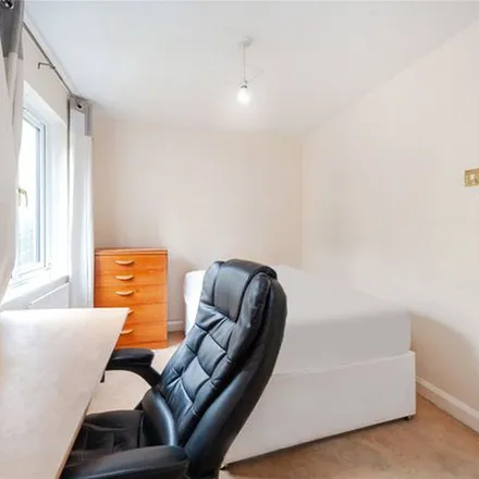 Rent this 5 bed townhouse on Keats Close in London, SE1 5TZ