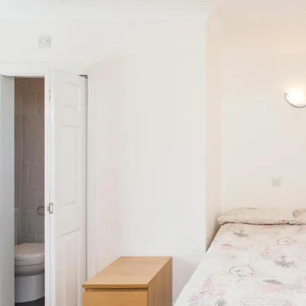 Rent this 5 bed room on Saint Andrews Road in London, W3 7NF