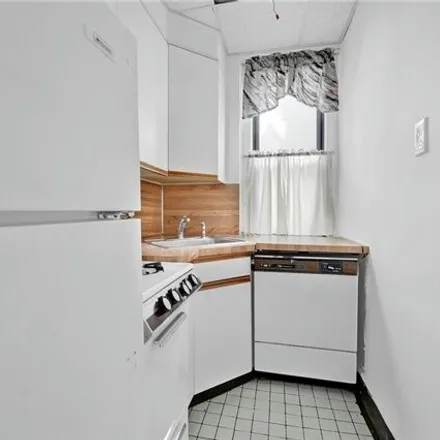Image 7 - 7119 Shore Road, New York, NY 11209, USA - Apartment for sale